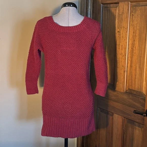 Hollister burgundy color 3/4 length sleeve sweater. Size Small - Picture 3 of 10